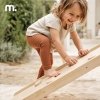 Drewniany domowy plac zabaw ze zjeżdżalnią, ścianką wspinaczkową i huśtawką